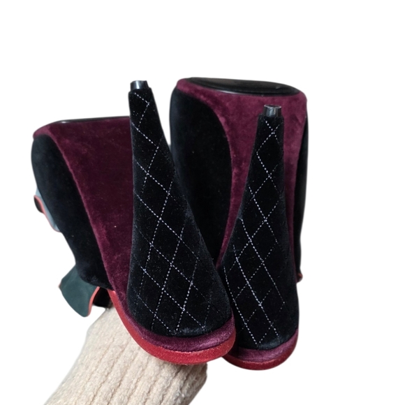 Fendi Black and Burgundy Suede Ruffle Mules - Picture 10 of 15